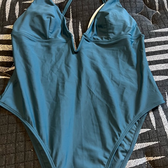 CUPSHE Women Swimsuit One Piece Bathing Suit Deep V Neck Crisscross Back - Picture 7 of 9